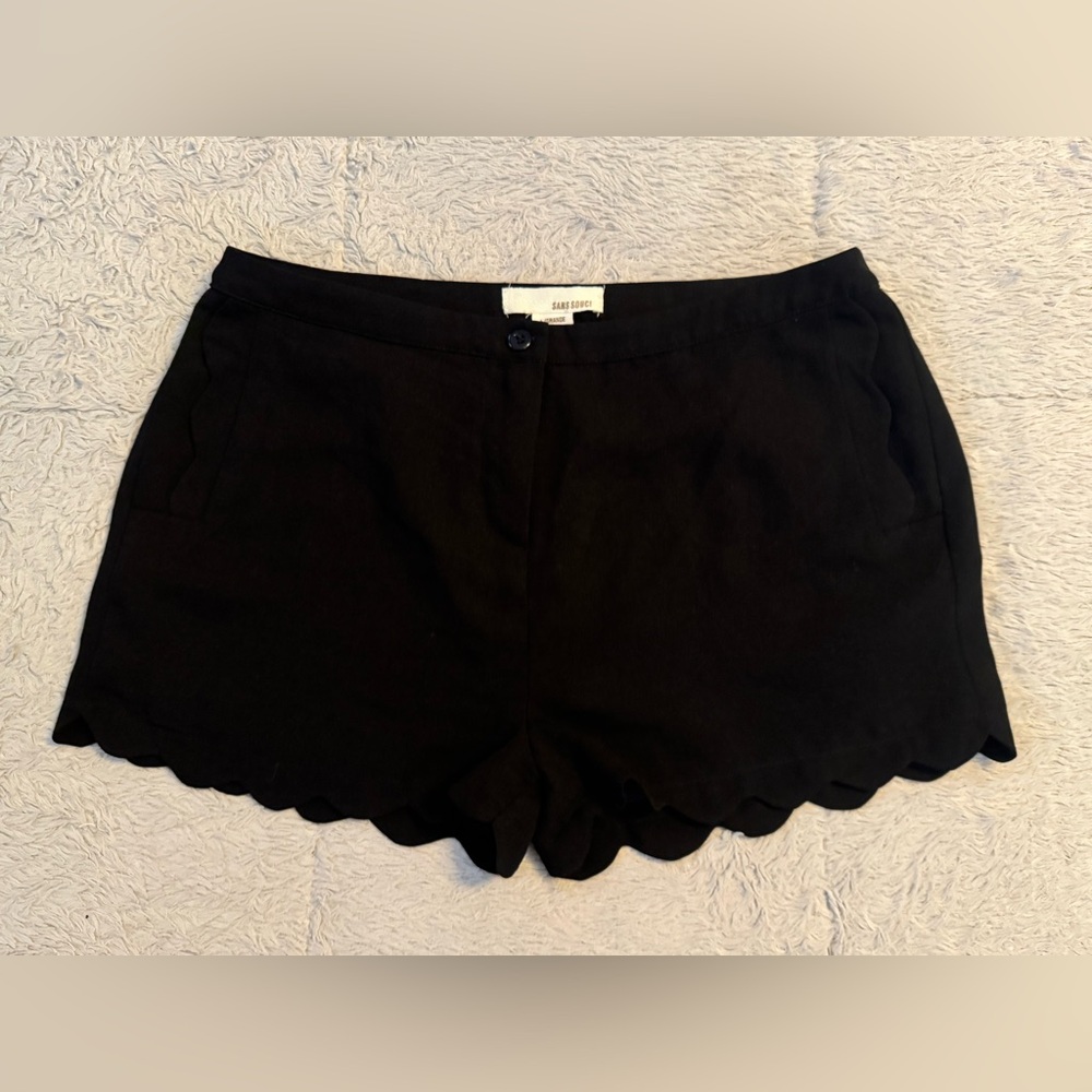 Sans Souci Black Scalloped Short Shorts w/ Front Zip & Button Closure & Pockets